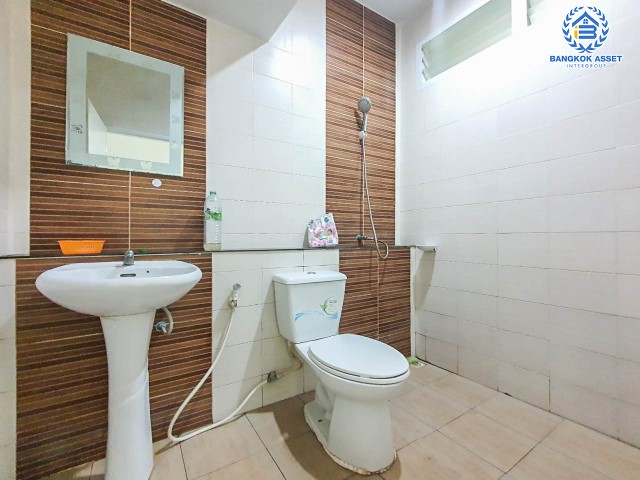 *****บ้านแฝดมือสอง ย่านบางแค ม.มณฑล8 เลียบคลองทวีวัฒนา เนื้อที่กว้างขวางมากถึง 44 ตร.ว. ฟังก์ชัน 3 ห้องนอน 3 ห้องน้ำ ที่จอดรถ 3 คัน บ้านกว้าง พื้นที่ใช้สอยเยอะ เชื่อมต่อทุกการเดินทางทั้ง ถนนเพชกษม, ถนนพุทธมณฑลสาย3, ถนนกาญจนาภิเษก ใกล้เดอะมอลล์บางแค และรถไฟฟ้าสายสีน้ำเงิน "สถานีหลักสอง"...